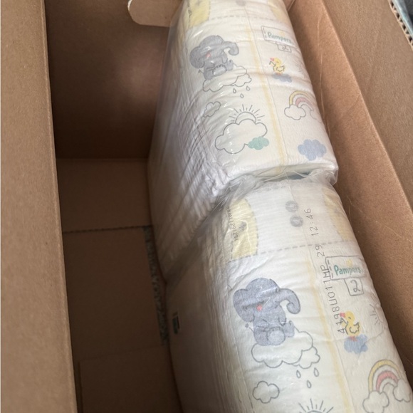 Pampers Swaddlers Diapers Size 2 Pack of 131 New - Picture 3 of 4